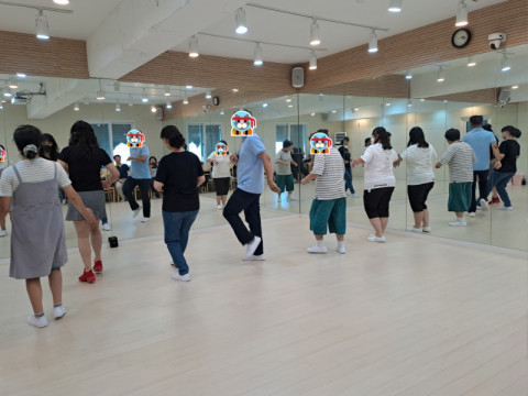 신나는 음악에 몸을 맡기는 라인댄~스